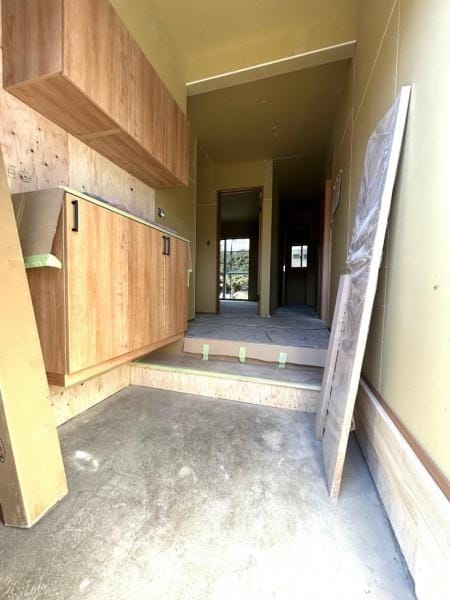 【リフォーム中・玄関内観】新設のシューズボックスは二の字型タイプで部屋数に見合う収納量を備えています。天井と壁はクロス張替え、照明の新品交換等のリフォームを行う予定です。