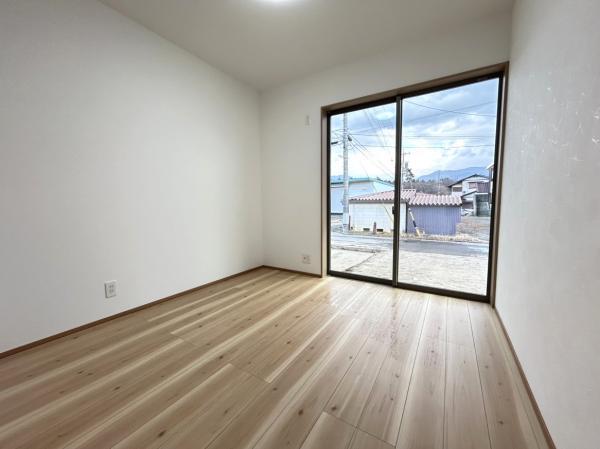 【リフォーム中・約4.5帖洋室】和室だった4.5帖のお部屋を洋室へリフォーム。サッシ交換し、天井と壁はクロス張替え、照明の新品交換等のリフォームを行っています。クローゼットも設置予定です。居室としてあるいは趣味部屋や書斎等にお使いいただいてもいいですね。