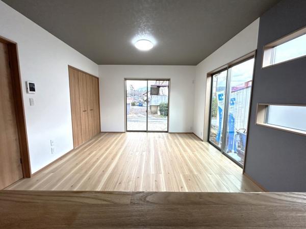 【リフォーム中 リビング】カウンターキッチンに立った時の視点です。家族が過ごす様子を見ながら家事が可能です。リビングスペースのクローゼットで棚などの収納家具を減らし、テレビやソファに広々と使っていただけます。