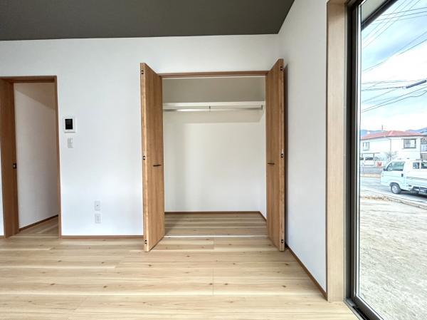 【リフォーム中・リビング 別アングル】LDKには、キッチン横の収納に加え、リビングスペース用にクローゼットがございます。小物や掃除用具をしまって、空間をスッキリと見せられます。