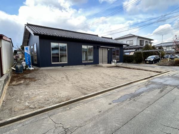 【リフォーム中・外観別アングル】サッシは全て新品交換、外壁もガルバリウム鋼板で重ね貼り。色は紺系で、モダンでシックな印象になりました。新しいサッシだと断熱性はもちろん、お家の印象がガラッと変わります。