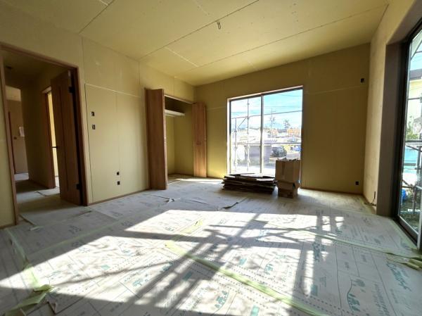 【リフォーム中 リビング】別アングル。ペアガラスのサッシへ交換済みの掃き出し窓が二面あり、明るい空間に。クローゼットもあるので棚などの収納家具を減らし、テレビやソファに広々と使っていただけます。