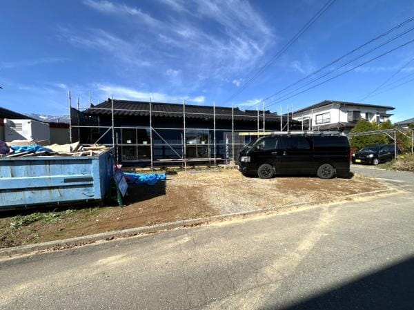 【リフォーム中・外観別アングル】サッシは全て新品交換、外壁もガルバリウム鋼板で重ね貼り。色は紺系で、モダンでシックな印象になりました。新しいサッシだと断熱性はもちろん、お家の印象がガラッと変わります。