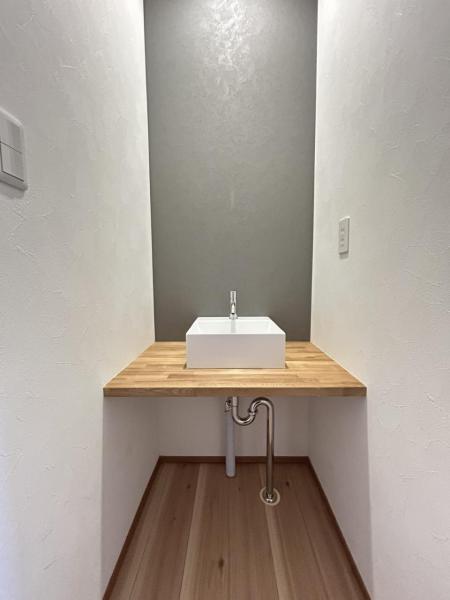 【リフォーム中・トイレ】画面左手がトイレ、正面は手洗いスペースへと改装。建物北西側に1帖のトイレ、廊下部分に手洗い場を新設予定。おうちに帰って来た際はもちろん、来客時などにプライベート空間の洗面室にはお通ししたくないですが、洗面室に入らずに手洗いができるのは便利ですね。