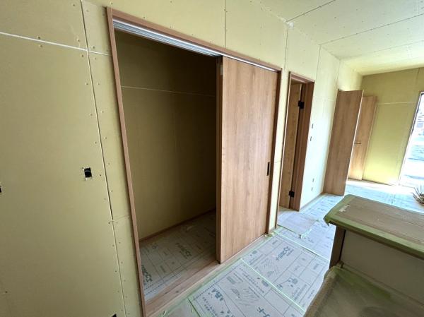 【リフォーム中・収納】キッチン横の収納スペースは、ストック類やたまに使いたい食器や調理器具の置き場にピッタリです。LDKに十分な収納があると、お部屋をスッキリと見せられます。