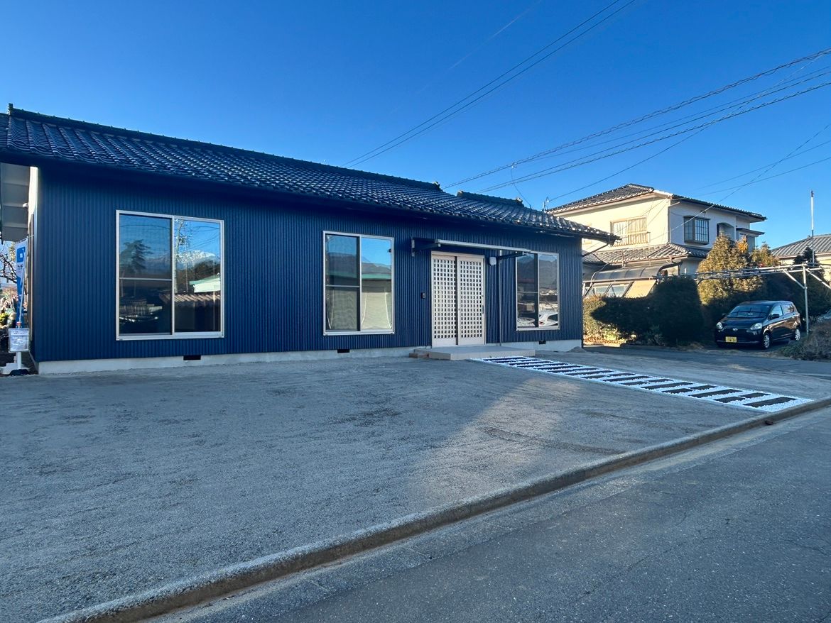 【リフォーム中・外観別アングル】サッシは全て新品交換、外壁もガルバリウム鋼板で重ね貼り。色は紺系で、モダンでシックな印象になりました。新しいサッシだと断熱性はもちろん、お家の印象がガラッと変わります。