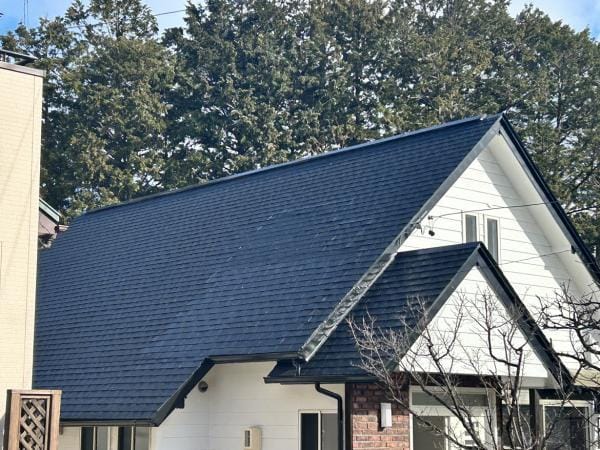 【リフォーム完成 屋根】傷んだ箇所は補修し、塗装を行いました。ご購入後2年間、雨漏り保証がございます。業者売主のメリットの一つです。