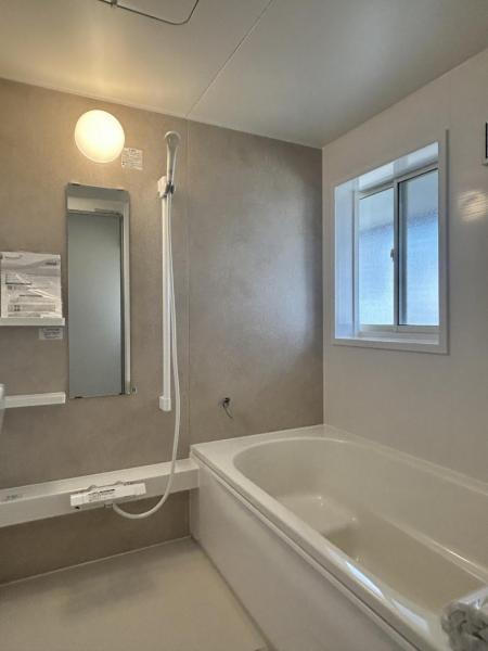 【リフォーム完成 浴室】ユニットバスは新品に交換しました。浴槽は大人も足を伸ばしてゆったり浸かれる広さです。浴室の排水溝は髪の毛等がまとまりやすい構造になっており、お掃除の負担が軽減されます。