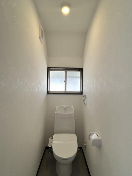 【リフォーム完成 トイレ】新しく壁紙や床のクッションフロアも貼り替え。トイレも新品交換しています。窓があり、明るく換気のしやすい嬉しい設計です。