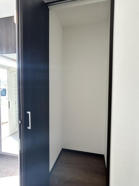 【玄関横廊下収納 リフォーム完成】シューズボックスに加え、廊下にもクローゼットを設置。用途を変えて、掃除用具や、ストック品などをしまっておくのに丁度よい空間です。扉付きで目隠しになるので、廊下がすっきりします。