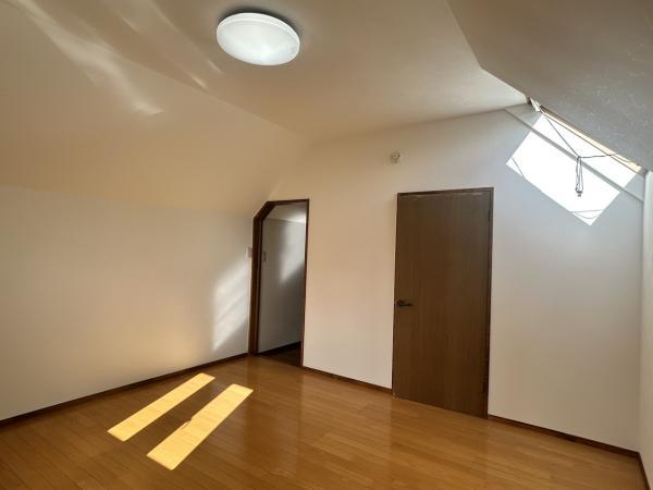 【約8帖洋室 リフォーム完成】天井・壁クロスの張替えを行いました。照明器具はLED照明へと交換済み。ウォークインクローゼットのあるお部屋です。