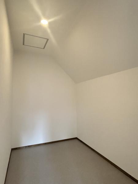 【納戸 リフォーム完成】隣の洋室のウォークインクローゼットへ変更予定です。季節物のお洋服や、布団などしまっておくのにちょうどいいですね。