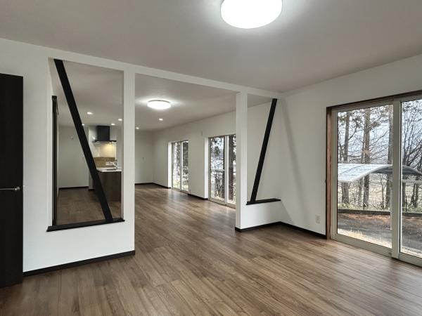 【リビング リフォーム完成】玄関側のリビングスペースです。フローリング、壁紙を張り終わりました。筋交いがアクセントでお洒落な空間ですね。