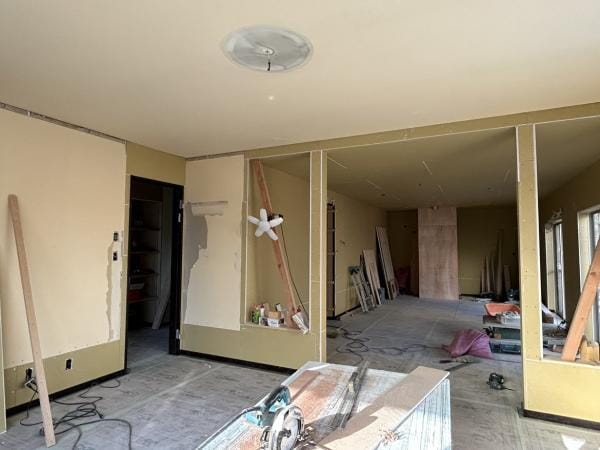 【リビング リフォーム中 別アングル】玄関側のリビングスペースです。フローリングの施工が終わり、これから壁紙を張っていきます。