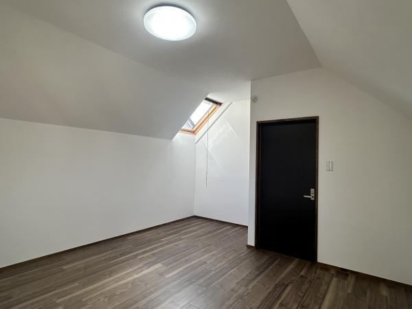 【約9帖洋室 リフォーム完成】天井・壁クロスの張替え、床はフロアタイルを重ね張り。照明器具はLED照明へと交換いたします。クロスは白基調で明るい印象です。