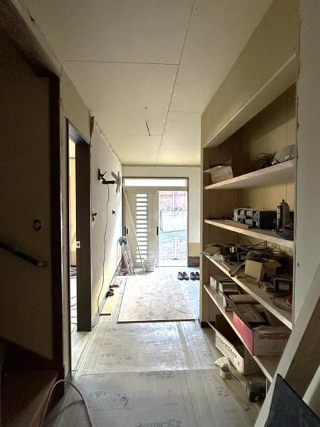 【廊下 リフォーム中】廊下にはクローゼットのほかにも、造作の可動棚を新設。カフェカーテンなどで目隠ししても、好きな本や雑貨を飾って見せる収納にしても、楽しめる空間ですね。