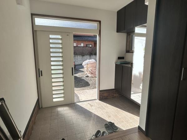 【玄関 リフォーム中】シューズボックスを新品へ交換。コの字型で、収納力もあり、鍵などすぐ手に取りたい小物を置いておけるスペースも。姿見付きで、お出かけ前の身だしなみチェックもできます。クロス張替え、照明交換済みです。