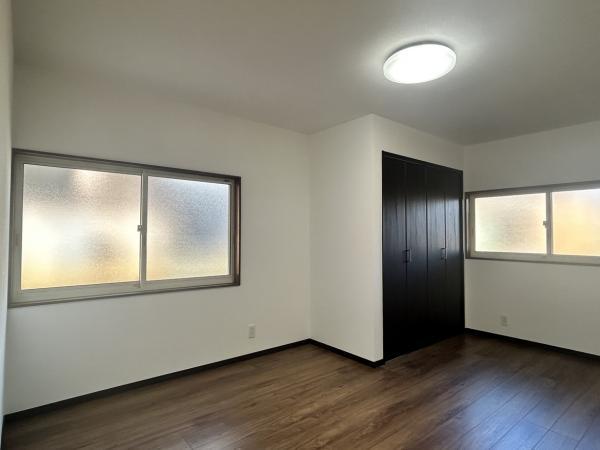 【10帖洋室 リフォーム完成】もともとダイニングスペースだった場所は、約10帖の洋室へと間取り変更。クローゼット収納付きで、ベッドを置いてもゆとりのある寝室としてお使いいただけます。