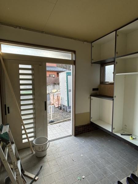 【玄関 リフォーム中】シューズボックスを設置中です。コの字型で、収納力もあり、鍵などすぐ手に取りたい小物を置いておけるスペースも確保。これからクロス張り、照明設置を行い、白い扉で明るい雰囲気の玄関になりそうです。