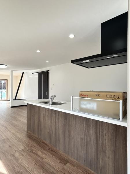 【キッチン リフォーム完成】部屋の雰囲気に合わせた木目調のものを設置。シンクは幅約74cmと、食器や鍋等まとめて洗えるサイズ感です。キッチンは浄水器付きの水栓です。水道水に抵抗がある方も安心です。