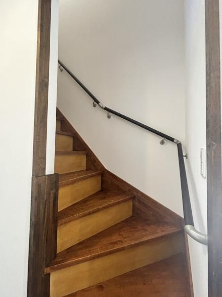 【階段 リフォーム完成】手すりを新設いたしました。小さなお子様や高齢な方でも手すりがあると安心ですね。