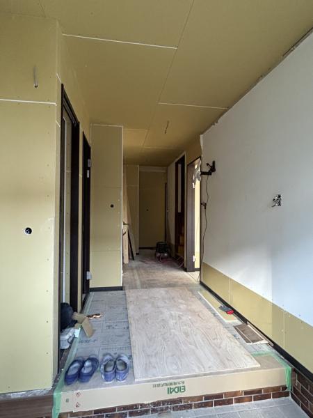 【玄関ホール 廊下 リフォーム中】廊下にはクローゼット一か所と造作棚の収納スペースを設けます。掃除用具や、季節物をしまっておけるので、室内をスッキリと見せられます。