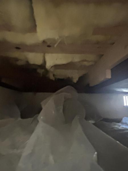 【床下】中古住宅の3大リスクである、雨漏り、主要構造部分の欠陥や腐食、給排水管の漏水や故障を2年間保証します。その前提で床下まで確認の上でシロアリの被害調査と防除工事もおこないました。