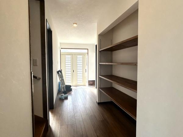 【玄関ホール 廊下 リフォーム完成】廊下にはクローゼット一か所と造作棚の収納スペースを設けます。掃除用具や、季節物をしまっておけるので、室内をスッキリと見せられます。