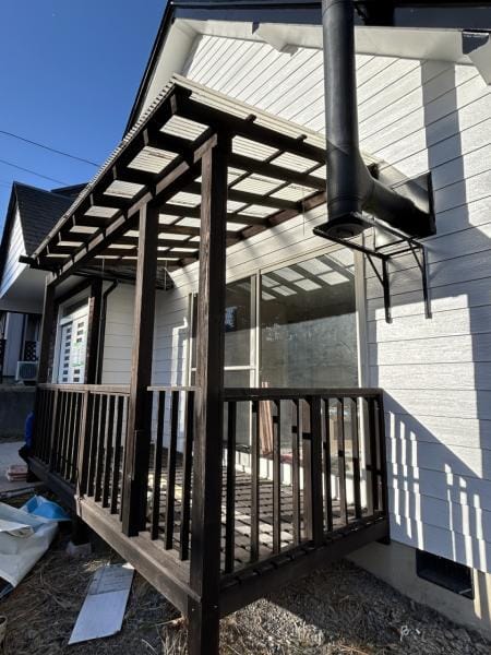 【ウッドデッキ リフォーム中】リビングの掃き出し窓からは、ウッドデッキへ出られます。リフォームで、塗装をし直しています。物干しスペースや、夕涼みスペース等、様々な用途でお使いいただけます。