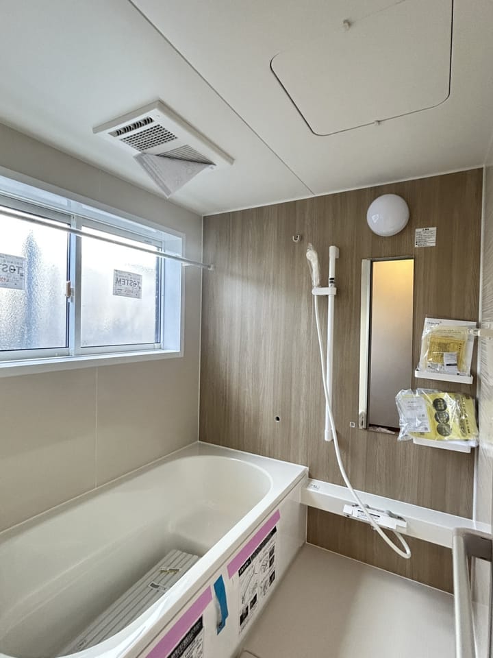 【浴室】浴室はハウステック製の新品のユニットバスに交換いたします。浴槽には滑り止めの凹凸があり、床は濡れた状態でも滑りにくい加工がされている安心設計です。色や詳細については現況優先となります。