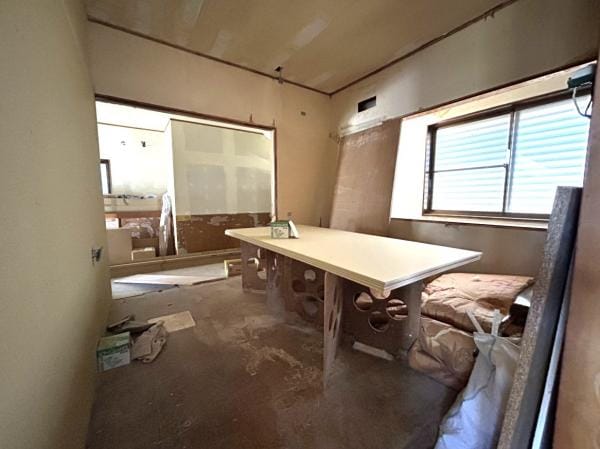 【書斎 リフォーム予定】天井・壁クロス張替え、フローリングの重ね張りを行います。収納スペースが多くあるのはご家族が多い方でも、趣味がある方でもありがたいポイントですね。