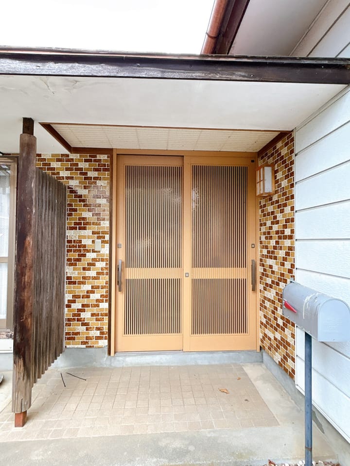 【玄関・外観 リフォーム予定】玄関はカギ交換、モニター付きインターホンや照明の交換を行いますので、防犯面でもご安心いただけます。木部は塗装し、タイル部分もリフォーム予定で、見た目もスタイリッシュに。