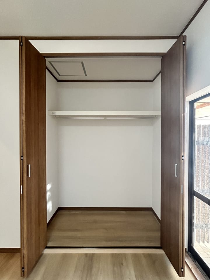 こちらはウォークインクロゼットです。クリーニングを行う予定です。お洋服や季節によって使わないもの等たくさん収納できます。来客用のお布団だったりも収納できますね。また、建具がついており、お部屋からは見えないようになっているのもうれしいポイントです。