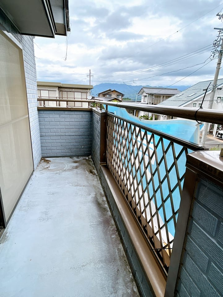 【ベランダ リフォーム予定】外壁塗装だけでなく、床には防水塗装を施します。雨漏りの原因となりやすい部分は、点検し異常があれば補修を行います。