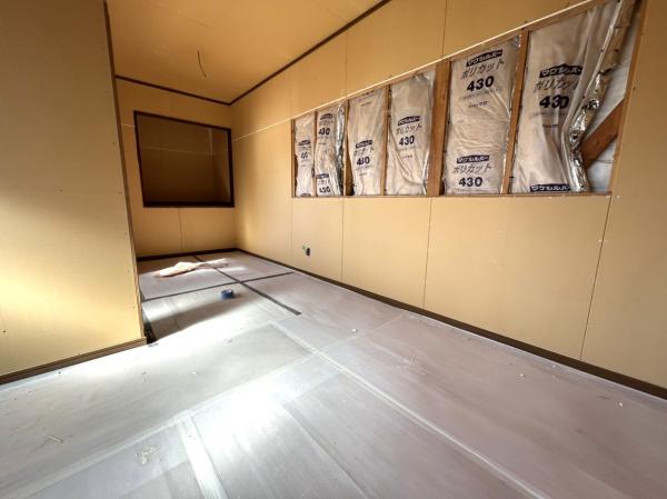 【約6.5帖洋室 リフォーム予定】画面右側に新しくサッシを新設し、洋室として使えるようリフォームします。天井・壁クロス張替え、フローリングの重ね張り予定です。照明もLEDのシーリングライトへ交換予定です。