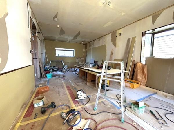 【リビング リフォーム予定】リビングと隣の居室を併せて、対面キッチン付きの約19帖LDKへと間取り変更を行います。ダイニングテーブルやソファなど自由に配置していただくことが可能です。天井・壁クロス張替え、フローリングの重ね張りを行います。照明器具はLED照明へと交換いたします。