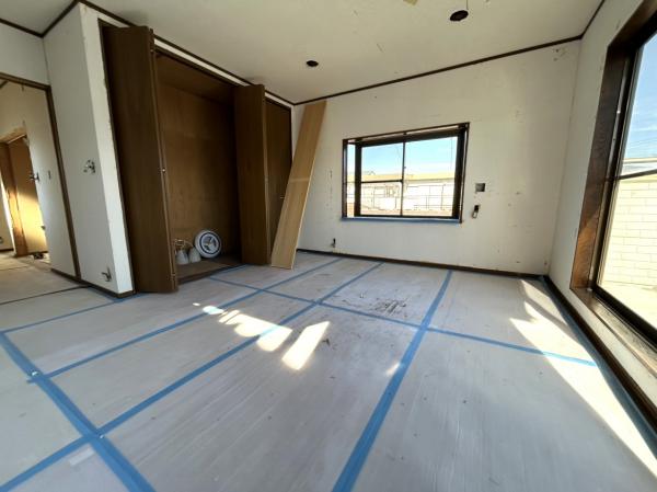 【約11帖洋室 リフォーム予定】2階東側の洋室です。大きなクローゼットがあり、収納に困りません。また、3面彩光になりますのでお部屋がとても明るいです。