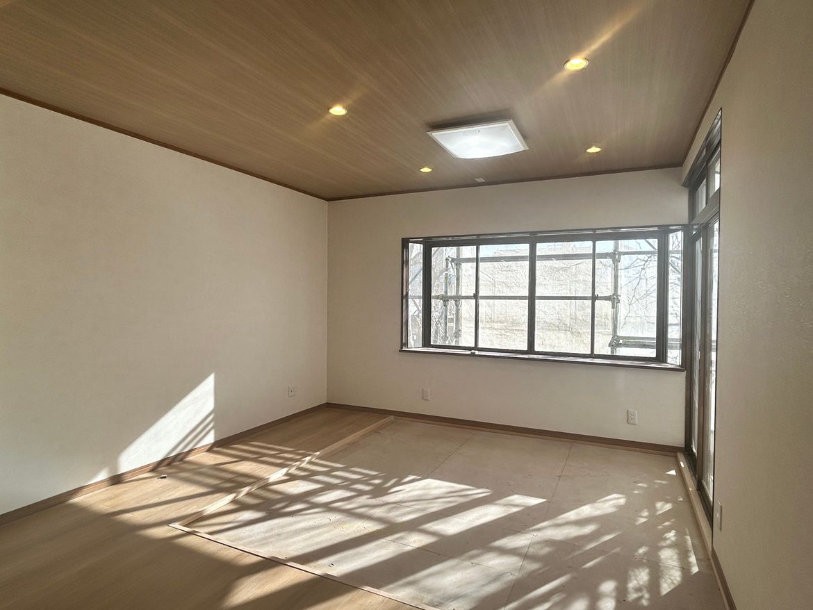 【リビング】約19帖のリビングに約4.5帖の畳スペースをリフォームにて施工する予定です。冬には畳にこたつでゆったりと、夏はそのままゴロンと横になることが出来ます。また、お子さんの遊ぶスペースとしてもフローリングよりは柔らかい素材なので安心して遊ばせることが出来ますね。