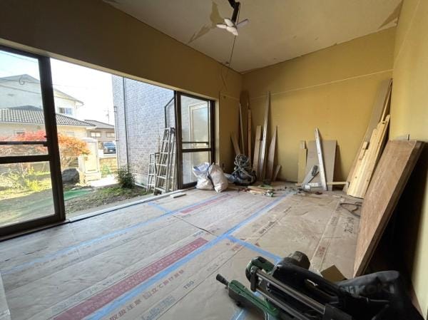 【約8.5帖洋室 リフォーム予定】天井・壁クロス、フローリング重ね張りを行います。照明器具はLED照明へと交換いたします。8.5帖と十分な広さがあるため、2部屋に分けたり、玄関に近いので、親戚が遊びに来た時などの来客スペースにしたりと様々な使い方がありそうです。