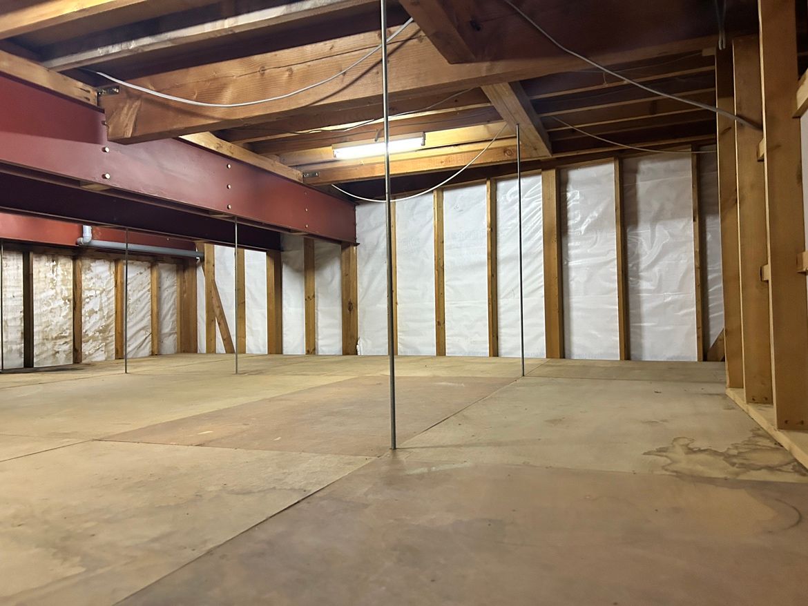 【中二階】車庫上部の収納スペースです。車庫の外北東側に入口の階段があります。キャンプ道具やガーデニング用品など、趣味の道具を収納するのも良いですね。