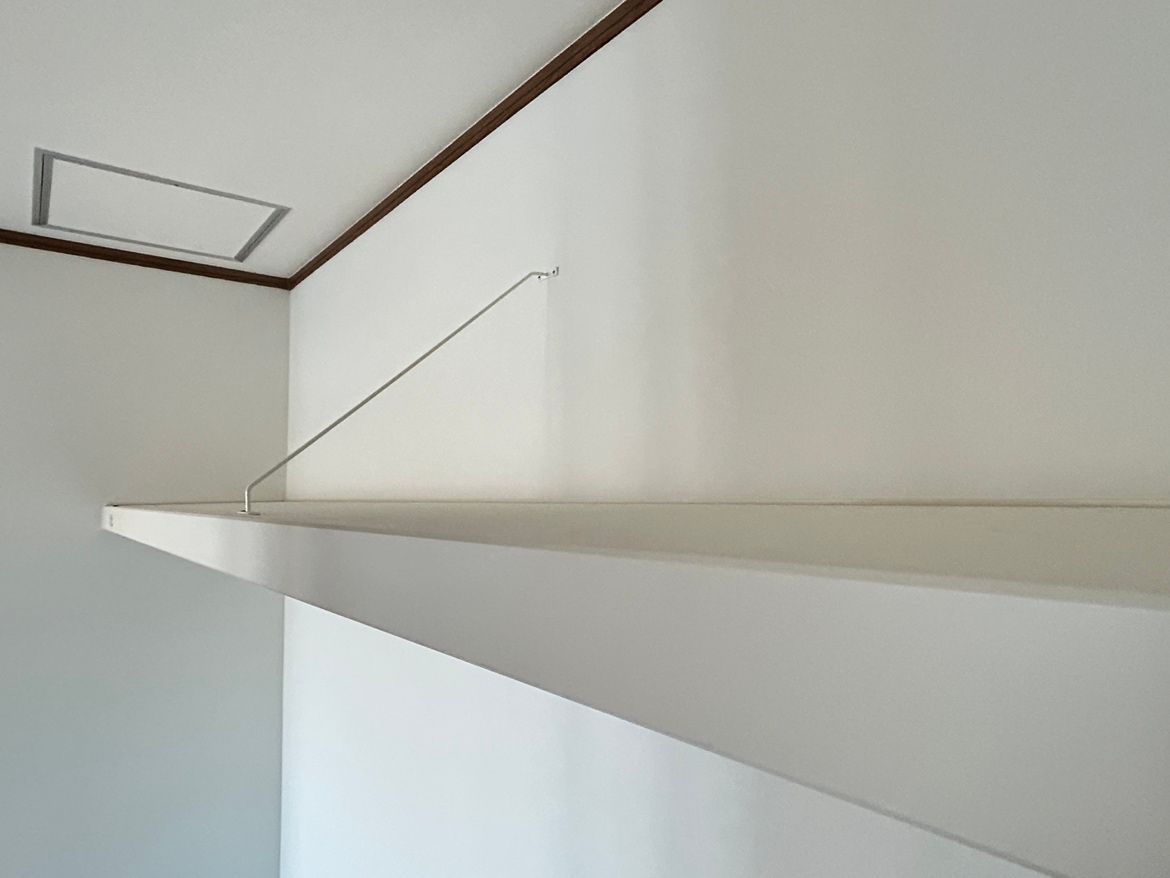 【枕棚】二階洋室のクローゼットには枕棚がついています。普段使用しないものや季節によって使用しないもの等は上に収納することで収納スペースを有効活用できます。