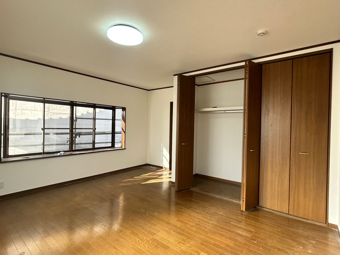 【約11帖洋室 リフォーム予定】2階東側の洋室です。大きなクローゼットがあり、収納に困りません。また、3面彩光になりますのでお部屋がとても明るいです。