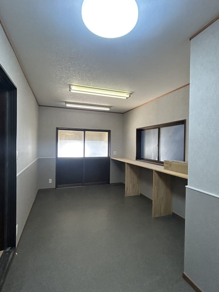 【倉庫】車庫から直接出入りが出来ます。冬用タイヤなどの収納や趣味部屋等、色々な用途でご使用できます。