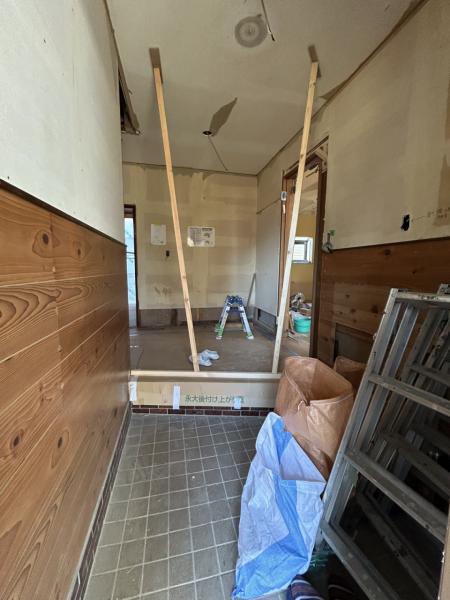 【玄関 リフォーム予定】シューズボックスは上部にも増える二の字型のものに交換予定です。壁天井のクロス張替え、照明の交換を行い、明るい玄関へ変わります。