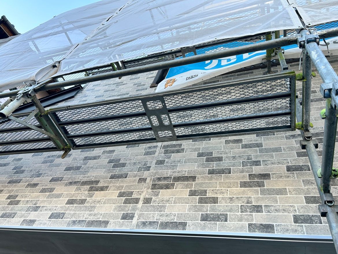 【車庫】 一部分外壁の重ね張りを行いました。 外壁は塗装と一部分重ね張りを行います。弊社でリフォームをするので当分の間はメンテナンスの必要はございません。