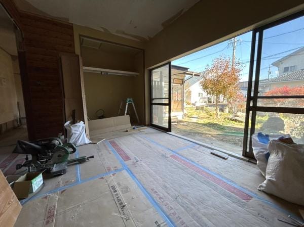 【約8.5帖洋室別アングル リフォーム中】大きなクローゼットと、開口部分が大きく開放的な掃き出し窓が特徴的なお部屋です。天井・壁クロス、フローリング重ね張りを行います。照明器具はLED照明へと交換いたします。