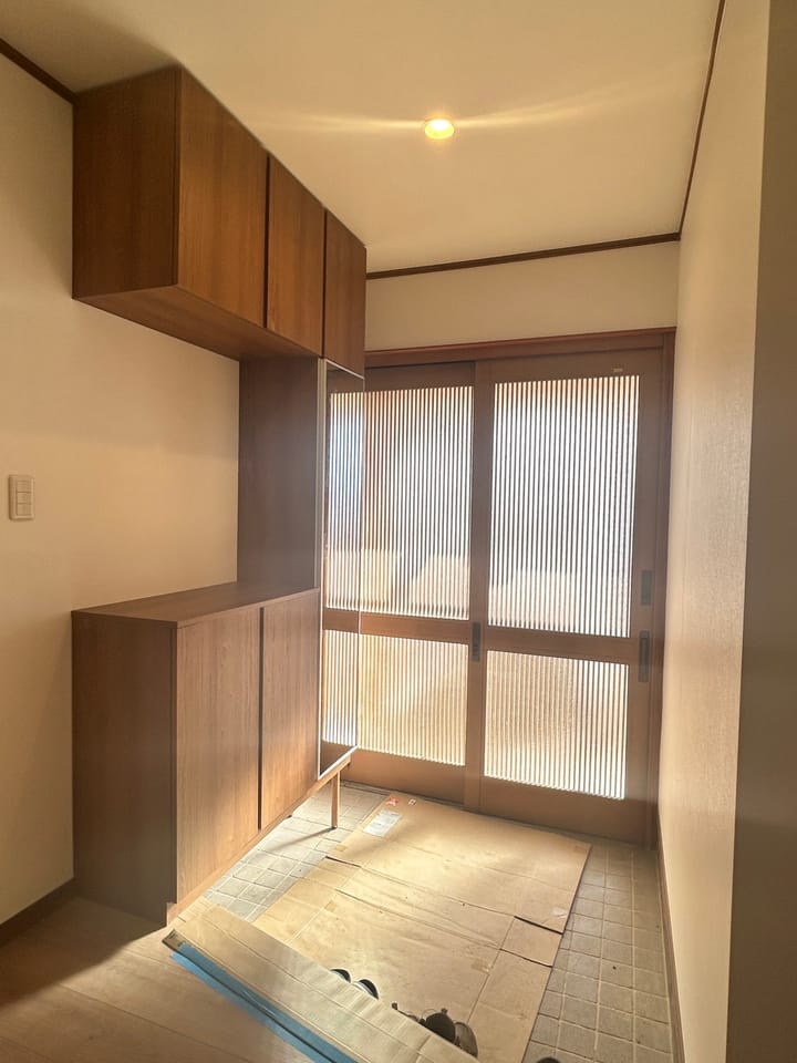 【玄関 リフォーム予定】シューズボックスは上部にも増える二の字型のものに交換予定です。壁天井のクロス張替え、照明の交換を行い、明るい玄関へ変わります。