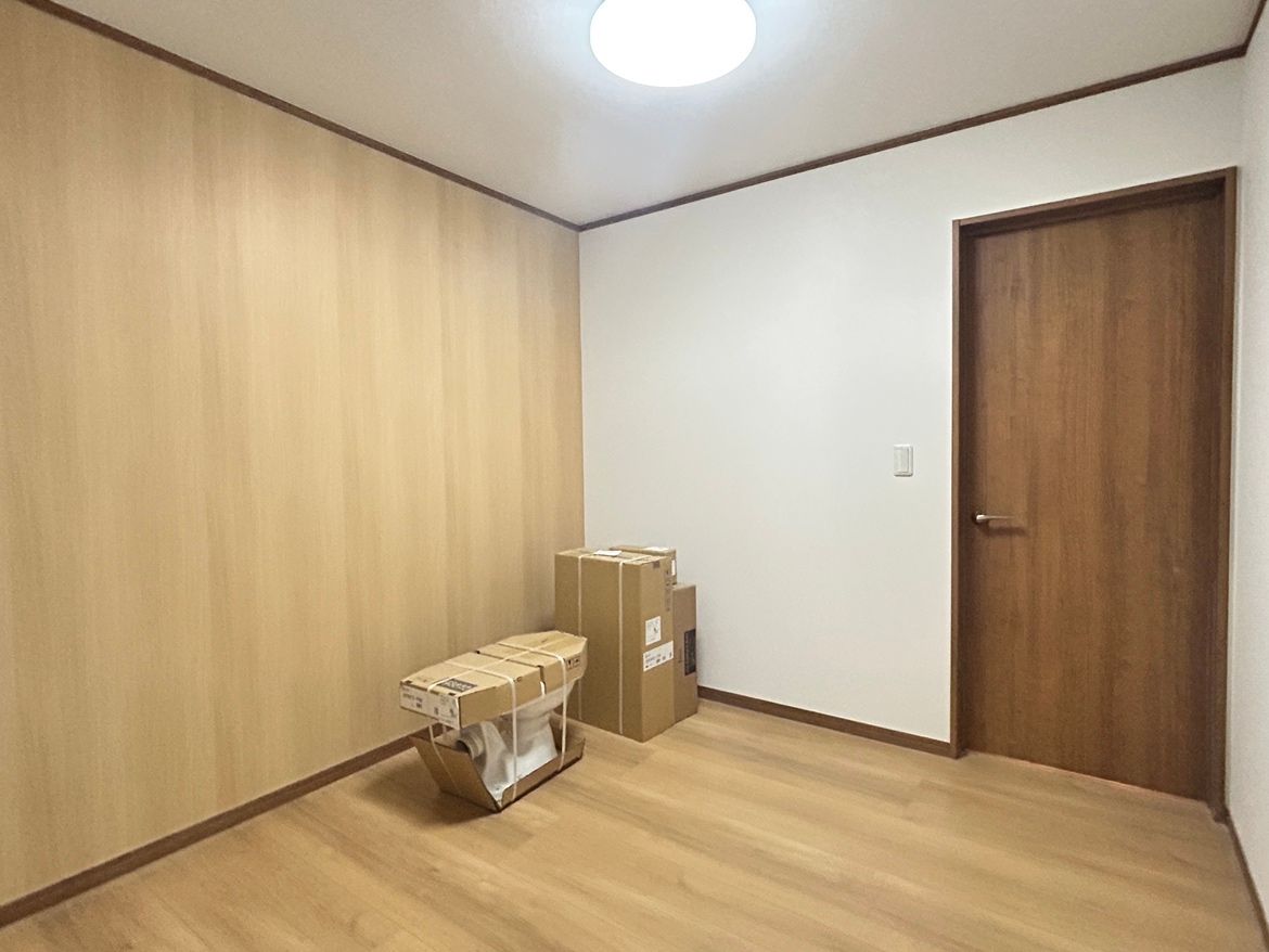 【書斎 リフォーム予定】天井・壁クロス張替え、フローリングの重ね張りを行います。収納スペースが多くあるのはご家族が多い方でも、趣味がある方でもありがたいポイントですね。