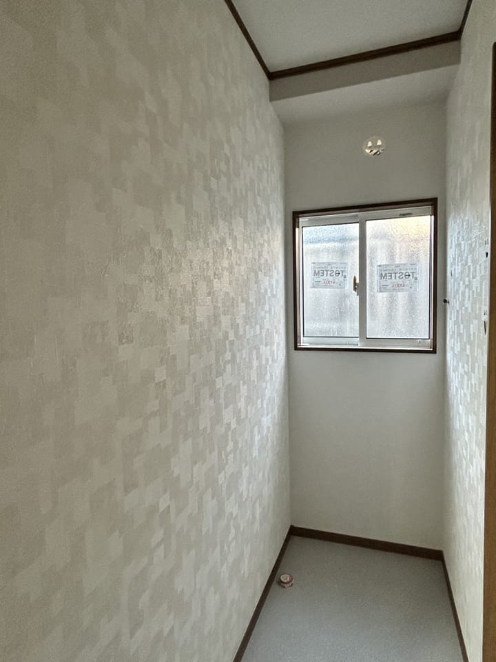 【トイレ リフォーム予定】下水接続工事を行います。壁天井のクロス張替え、床クッションフロア張替え、照明交換等行います。トイレも温水洗浄機能付きに新品交換致します。直接肌に触れるトイレは新品が嬉しいですよね。