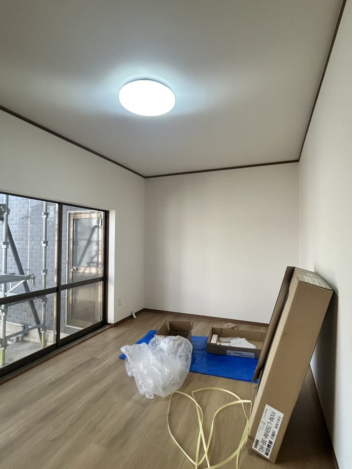 【約8.5帖洋室 リフォーム中】天井・壁クロス、フローリング重ね張りを行います。8.5帖と十分な広さがあるため、2部屋に分けたり、玄関に近いので、親戚が遊びに来た時などの来客スペースにしたりと様々な使い方がありそうです。